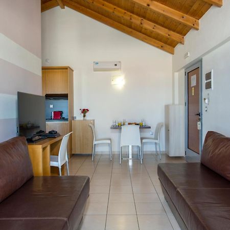 Isida Hotel Agia Marina Buitenkant foto