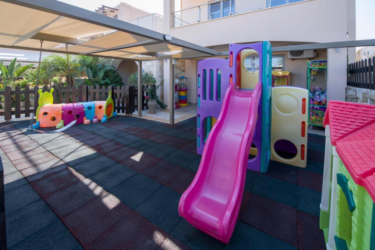 Isida Hotel Agia Marina Buitenkant foto