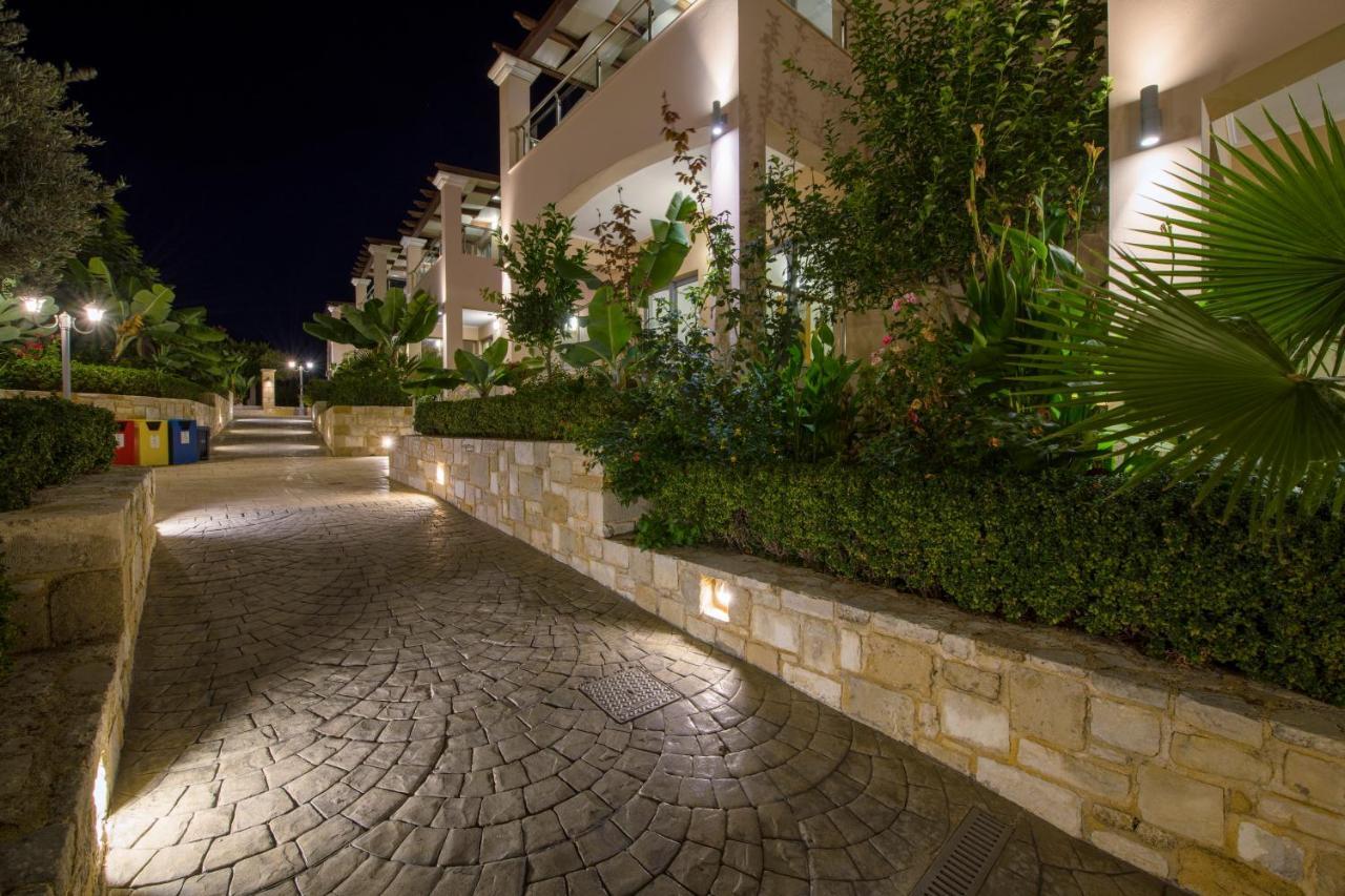 Isida Hotel Agia Marina Buitenkant foto